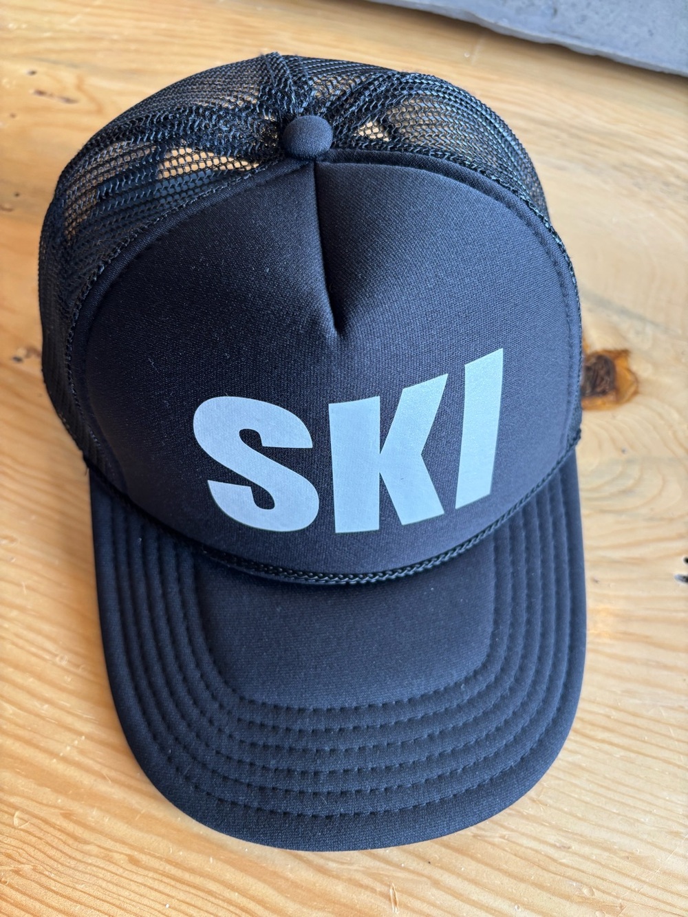 Black mesh trucker hat SKI